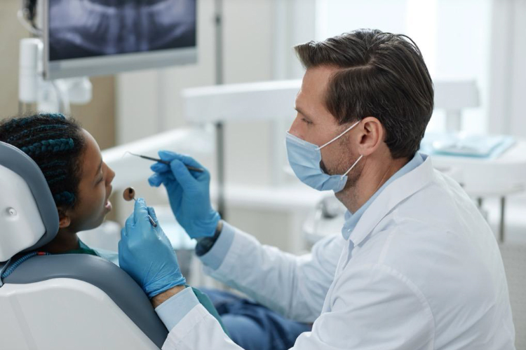 چه زمان باید برای خون‌ریزی لثه هنگام مسواک زدن به پزشک مراجعه کرد؟